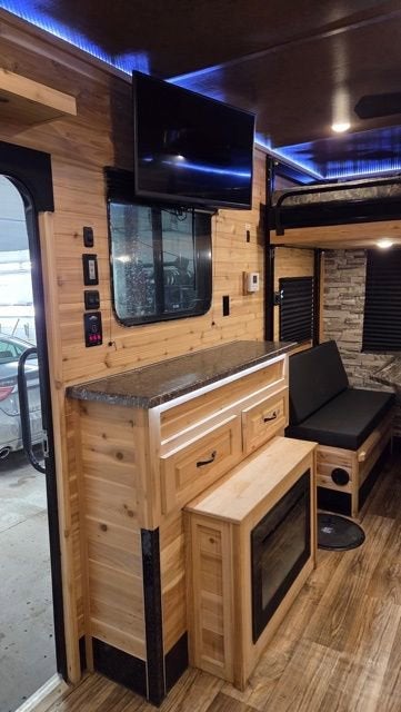 2022 GLACIER 17RD 8x17 LT