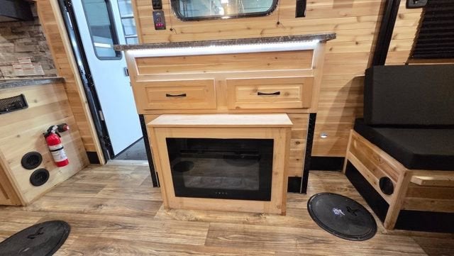 2022 GLACIER 17RD 8x17 LT