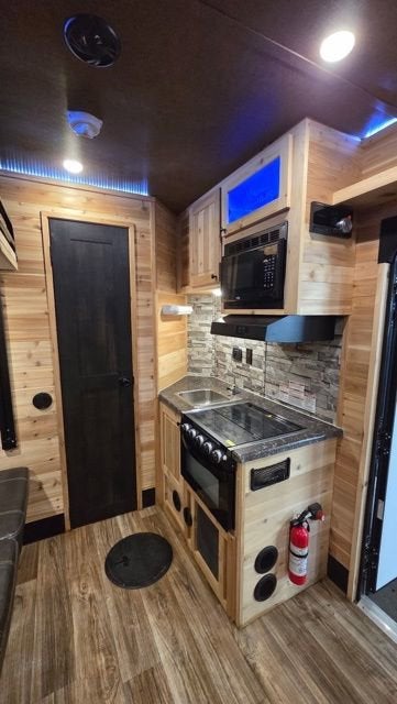 2022 GLACIER 17RD 8x17 LT