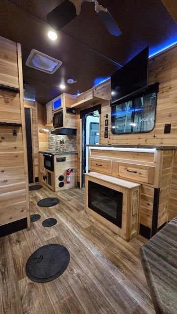 2022 GLACIER 17RD 8x17 LT