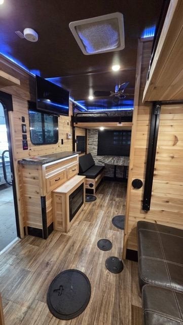 2022 GLACIER 17RD 8x17 LT